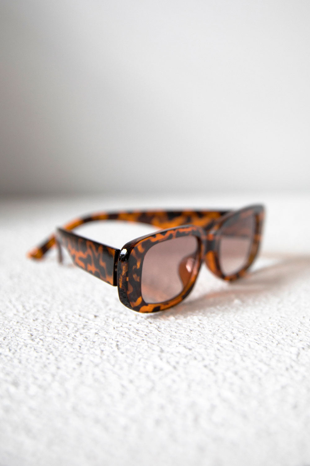 Stylish Capri Model Off - duty Inspired Fashion Sunglasses